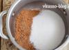 Na namazanie koláčov krémom vyrobeným z kakaového prášku