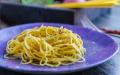 Сармис, халуун чинжүүтэй спагетти Чидун жимсний тос бүхий гоймонгийн жор