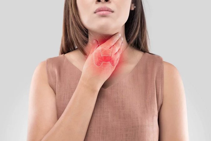 При каких болезнях и почему душит щитовидная железа
